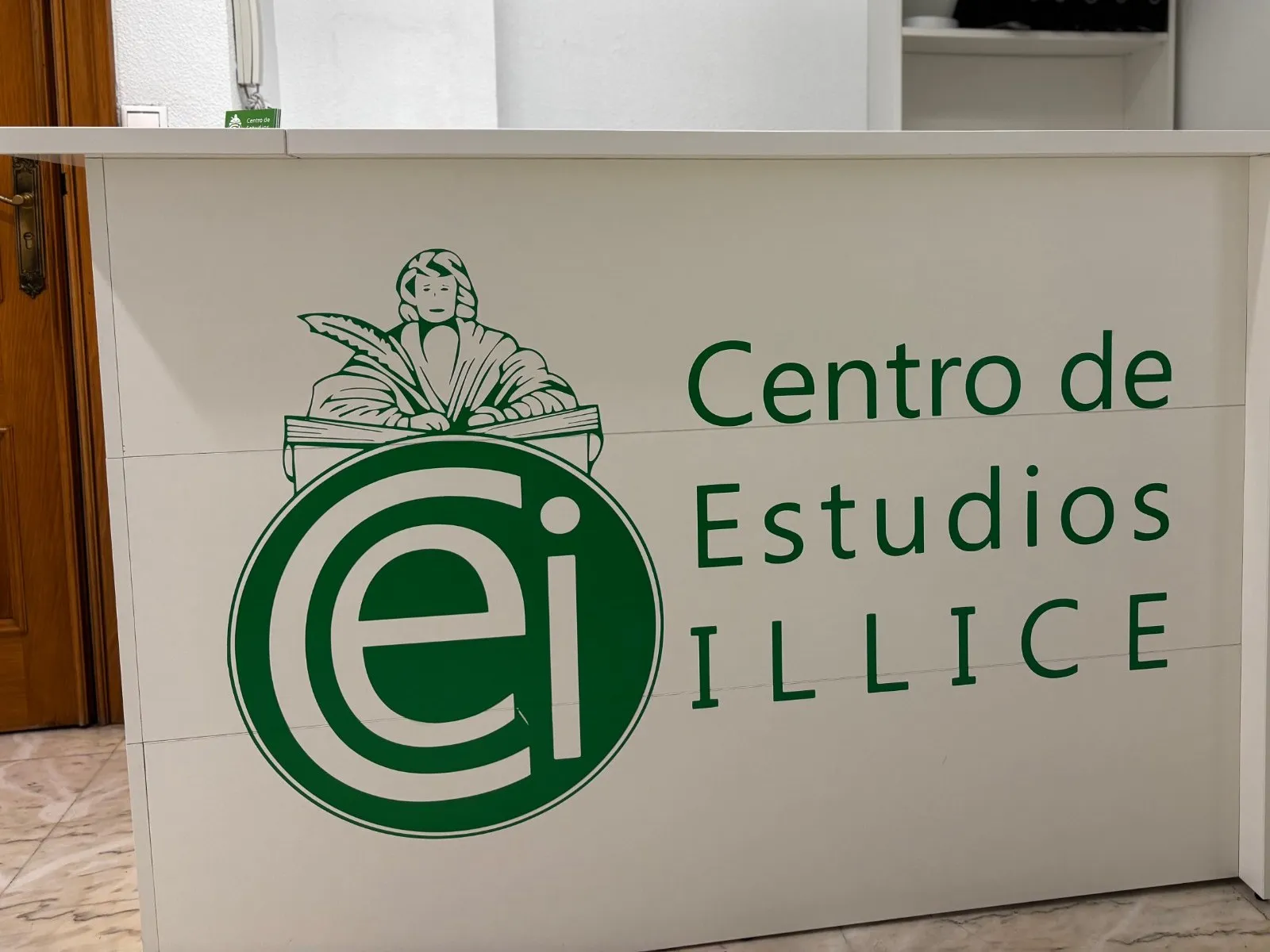 Mostrador de la entrada con el logo del Centro de Estudios Illice